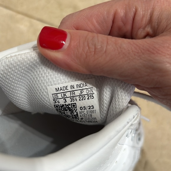 Boys Stan Smiths- Size 3.5 - Picture 5 of 5